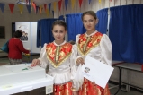 Впервые голосующие Чумакова Юля и Мельникова Настя в народных костюмах